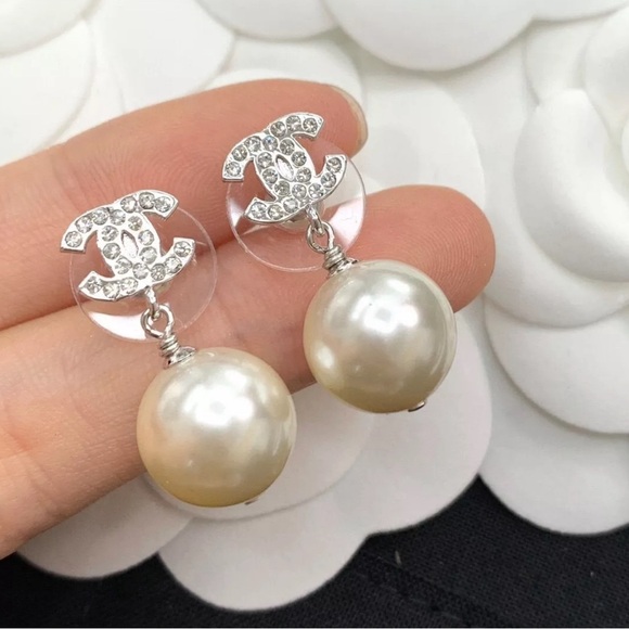 🦃Gorgeous Chanel CC pearl drop earrings 🦃this is on sale price thru 11/30🦃 - Picture 3 of 5